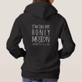 Mit Monogramm bin ich auf My Honeymoon Verheiratet Hoodie (Rückseite)
