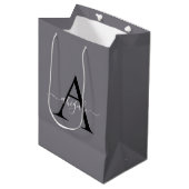 Mit Monogramm Black Fossil Gray | Minimal Elegant Mittlere Geschenktüte (Vorderseite Schrägansicht)