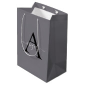 Mit Monogramm Black Fossil Gray | Minimal Elegant Mittlere Geschenktüte (Rückseite Schrägansicht)