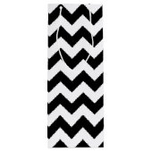 Mit Monogramm Black und White Zigzag Geschenktüte Für Weinflaschen (Rückseite)