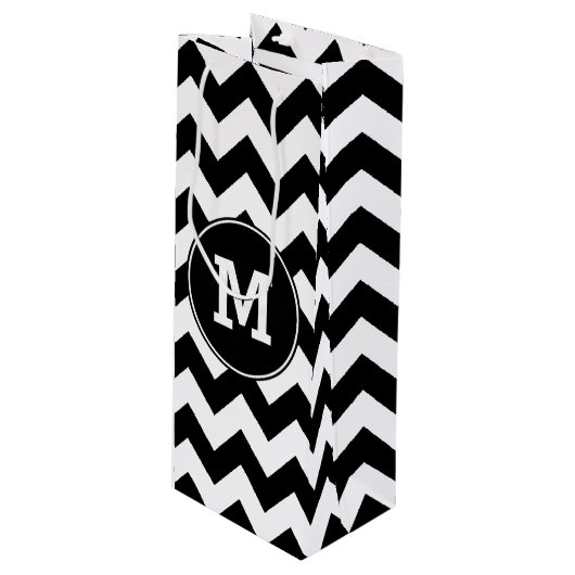 Mit Monogramm Black und White Zigzag Geschenktüte Für Weinflaschen (Vorderseite Schrägansicht)