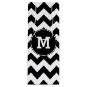 Mit Monogramm Black und White Zigzag Geschenktüte Für Weinflaschen (Vorderseite)