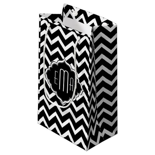 Mit Monogramm Black & White Geometric Zigzag Zickz Kleine Geschenktüte (Vorderseite Schrägansicht)