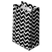 Mit Monogramm Black & White Geometric Zigzag Zickz Kleine Geschenktüte (Rückseite Schrägansicht)