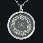 Mit Monogramm Blau und grüne Blumenreath Versilberte Kette<br><div class="desc">Mit Monogramm personalisierte,  blaue und grüne Blumenkraut Silberverkleidung</div>