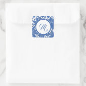 Mit Monogramm blaue Blütenblume Quadratischer Aufkleber (Tasche)