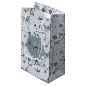 Mit Monogramm blaue Bugs und Insekten Junge Dusche Kleine Geschenktüte (Vorderseite Schrägansicht)