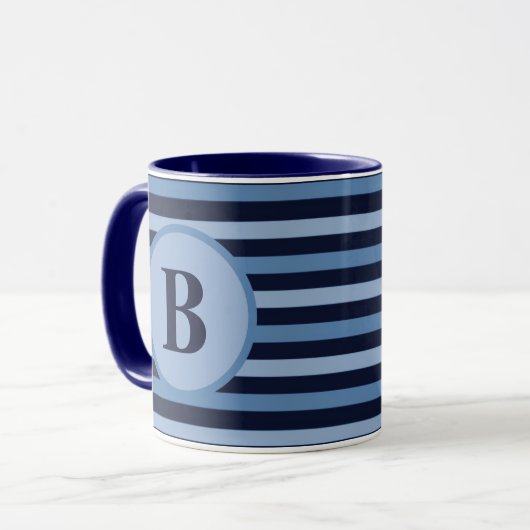 Mit Monogramm blaue Streifen in Navy und Light Hue Tasse (Vorderseite Links)