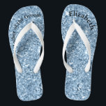 Mit Monogramm blauer Glitzer Mutter der Braut Badesandalen<br><div class="desc">Ein lustiges Geschenk für die Mutter der Braut und des Bräutigams. Wenn sie am Ende der Nacht müde ist,  will sie diese! Personalisieren Sie sie!</div>