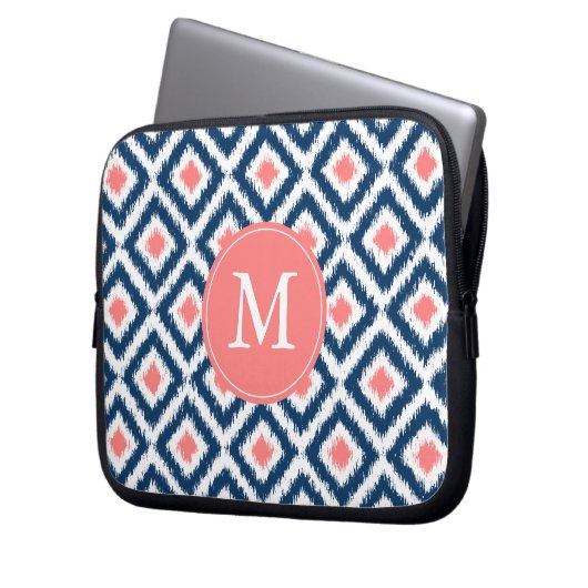 Mit Monogramm blaues korallenrotes Diamant Ikat Laptopschutzhülle (Vorderseite Links)