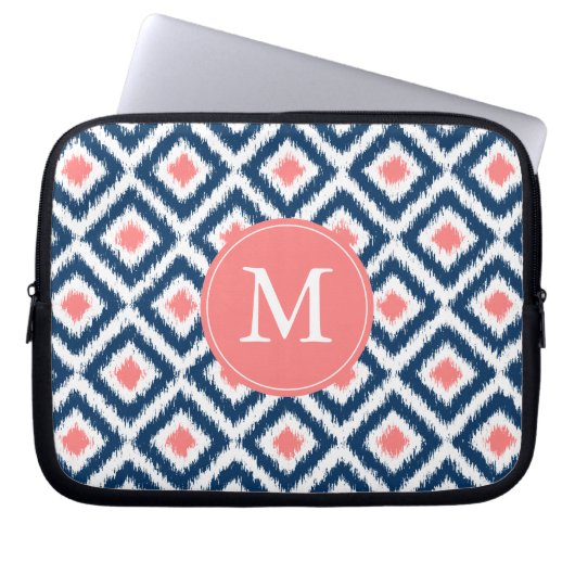 Mit Monogramm blaues korallenrotes Diamant Ikat Laptopschutzhülle (Vorderseite)