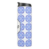Mit Monogramm blaues Quadrat-Muster Thermal Tumble Thermosbecher (Nach rechts gedreht)