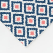 Mit Monogramm Blue Coronds Diamonds Ikat Pattern Fleecedecke (Ecke)