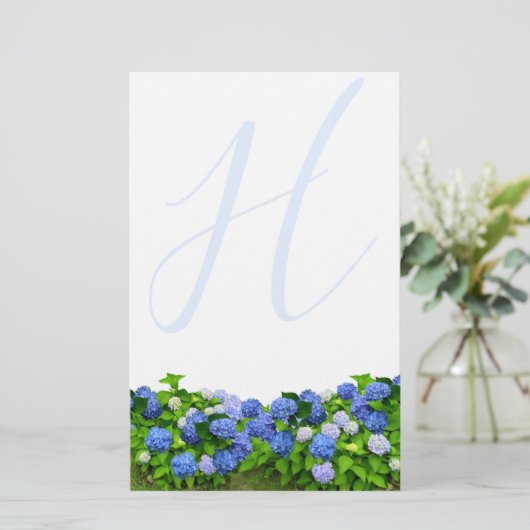 Mit Monogramm Blue Hydrangea Garden Schreibpapier (Stehend Vorderseite)
