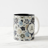 Mit Monogramm Blue Tan-Blume mit Blumendruck Zweifarbige Tasse (VorderseiteRechts)