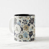Mit Monogramm Blue Tan-Blume mit Blumendruck Zweifarbige Tasse (Vorderseite Links)
