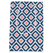 Mit Monogramm Blue und Coral Diamonds Ikat Muster Mittlere Geschenktüte (Rückseite)