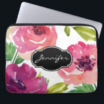 Mit Monogramm Blumenmuster Laptopschutzhülle<br><div class="desc">Eine wunderschön feminine Aquarellmuster Rose in Rosatönen und lila und individuell auf Ihren Namen abgestimmt. Schützen Sie Ihren Laptop oder Ihr Tablet-Gerät mit einem schönen und stilvollen Gehäuse. Ersetzen Sie den Beispieltext, der in der Entwurfsvorlage angezeigt wird, durch Ihren Namen, Ihr Monogramm oder einen anderen Text. Um den Schriftart zu...</div>