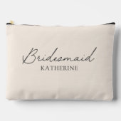 Mit Monogramm Bridesmaid Beige Elegantes Skript Zubehörtasche (Vorderseite)