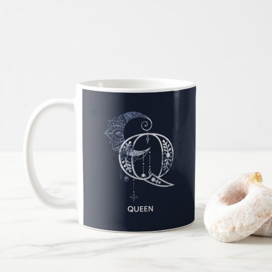Mit Monogramm Brief Q Boho Crescent Moon Mandala Kaffeetasse (Mit Donut)
