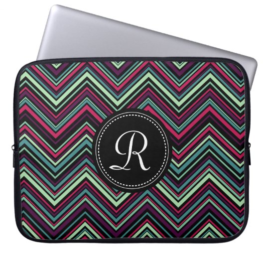 Mit Monogramm, buntes Tribal-Zickzack Muster Laptopschutzhülle (Vorderseite)