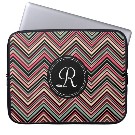 Mit Monogramm, buntes Tribal-Zickzack Muster Laptopschutzhülle (Vorderseite)