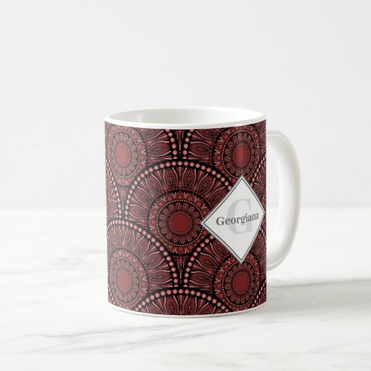 Mit Monogramm Cabernet Coral Whirl Dot Mandala Dek Kaffeetasse (VorderseiteRechts)
