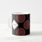 Mit Monogramm Cabernet Coral Whirl Polka Dot Manda Kaffeetasse (Vorderseite Links)