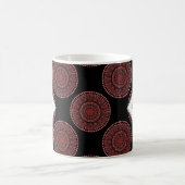 Mit Monogramm Cabernet Coral Whirl Polka Dot Manda Kaffeetasse (Mittel)
