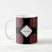 Mit Monogramm Cabernet Coral Whirl Polka Dot Manda Kaffeetasse (Links)