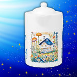 Mit Monogramm Cocktailcore-Zuhause mit Mushrooms |<br><div class="desc">Ein niedliches Kernhaus,  umgeben von Blume und Pilzen,  erinnert an eine gemütliche und idyllische Landschaft und verkörpert eine nostalgische und romantische Ästhetik,  inspiriert vom traditionellen Landleben. Mit Monogramm für Sie,  Ihren eigenen Text einzufügen - in blau. Teekanne.</div>