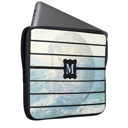 Mit Monogramm Design der Erde Laptopschutzhülle (Vorne Rechts)