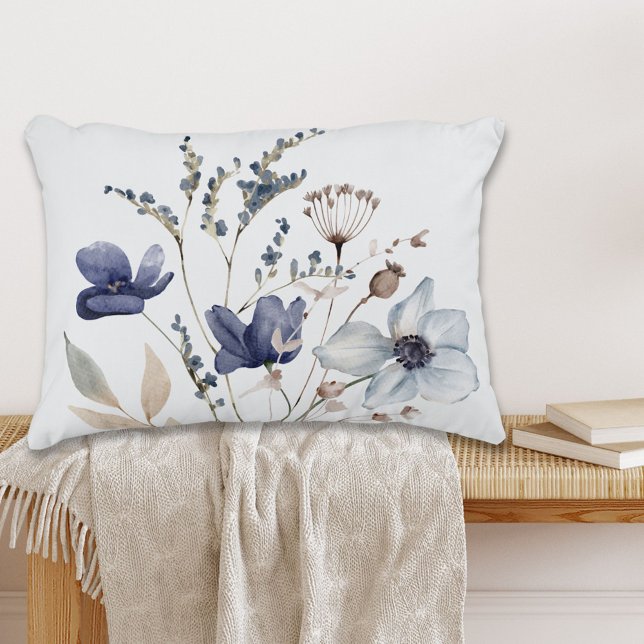 Mit Monogramm Elegante Chic Watercolor Blaue Blume Dekokissen (In situ)
