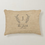 Mit Monogramm Familienname rustikale Bauernhöfe Dekokissen<br><div class="desc">Maßgeschneidertes Monogramm und Name mit familiengeführtem,  elegantem Landhaus-Stil Akzent dekorativen Kissen.        Ein modernes Sake-Geschenk für Hochzeiten,  Jubiläen,  Hauswärme,  Weihnachten oder andere Gelegenheiten.</div>