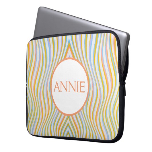Mit Monogramm, farbenfrohe Streifen Laptopschutzhülle (Vorderseite Links)