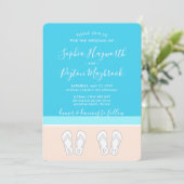 Mit Monogramm Flip Flops Beach Hochzeit modern ein Einladung (Stehend Vorderseite)