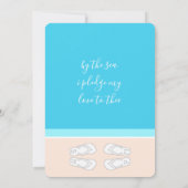Mit Monogramm Flip Flops Beach Hochzeit modern ein Einladung (Rückseite)