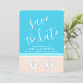 Mit Monogramm Flip Flops Beach Hochzeit modern ein Save The Date (Stehend Vorderseite)