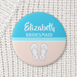 Mit Monogramm Flip Flops Beach Hochzeitsjacke Button<br><div class="desc">Bridesmaids werden einen niedlichen und schicken personalisierten Knopf als Geschenk für eine Strandhochzeit. Der gesamte Text ist einfach anzupassen. Dieses Button ist ein stilvolles Accessoire für Brautparty, Junggeselinnen-Abschied oder Probe. Pastellkorallen und helltürkisblaues Design zeichnen sich durch eine helle, weiße Typografie, Namen, Initialen, Brautparty und mit Monogramm Flip Flops an einem...</div>