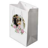 Mit Monogramm Foto Wasserfarbe Rosa Peony Geschenk Mittlere Geschenktüte (Rückseite Schrägansicht)