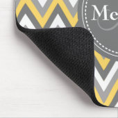 Mit Monogramm Gelb- und Graumuster Zickzack Mousepad (Ecke)
