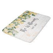 Mit Monogramm Gelbes Zitronenbaum Weißes Holz Badematte (Schrägansicht)