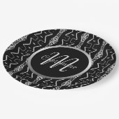 Mit Monogramm geometrische Dreiecke aus Schwarz un Pappteller (Schrägansicht)