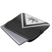 Mit Monogramm geometrischer Zickzack schwarzer Sil Laptopschutzhülle (Vorne Knopf)