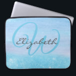 Mit Monogramm Girl Blue Ombre Soft Glitzer Shimmer Laptopschutzhülle<br><div class="desc">Girly Laptop Ärmel, die Sie mit Ihrem Monogramm personalisieren können. Fügen Sie Ihren Initial und Ihren Namen in aqua blau und dunkelgrau elegante Skripttypografie zu diesem schicken und trendigen ombre Hintergrund. Die Ober ist eine Mischung aus Holzkorn und weichem Schimmer Glitzer Staub in hübschem Aquablau. Bitte stöbern Sie in unserem...</div>