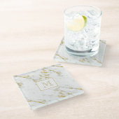 Mit Monogramm Glitzer über weißem Marmor Glasuntersetzer (Schrägansicht)