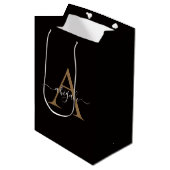 Mit Monogramm Gold Black | Minimal Elegant Mittlere Geschenktüte (Vorderseite Schrägansicht)