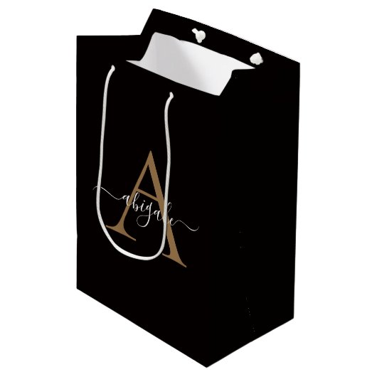 Mit Monogramm Gold Black | Minimal Elegant Mittlere Geschenktüte (Vorderseite Schrägansicht)