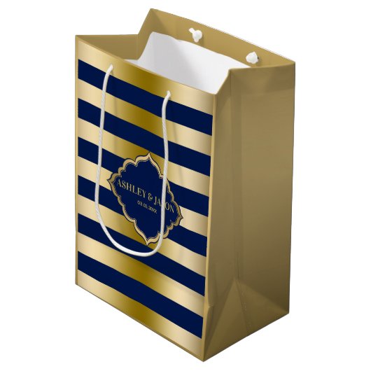 Mit Monogramm Gold & Blue Streifen Muster Mittlere Geschenktüte (Vorderseite Schrägansicht)