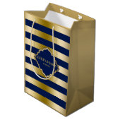 Mit Monogramm Gold & Blue Streifen Muster Mittlere Geschenktüte (Rückseite Schrägansicht)